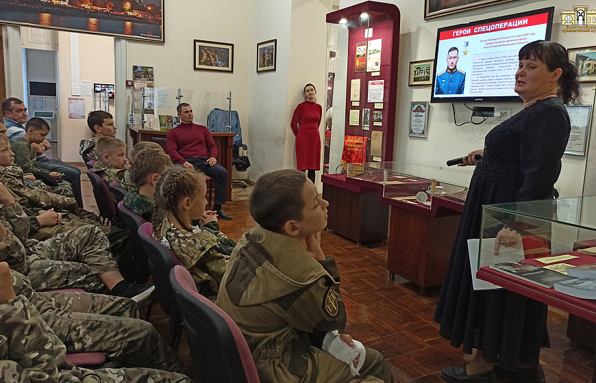  Урок мужества «Своих не бросаем»,  посвященный участникам Специальной военной операции в Евпаторийском краеведческом музее
