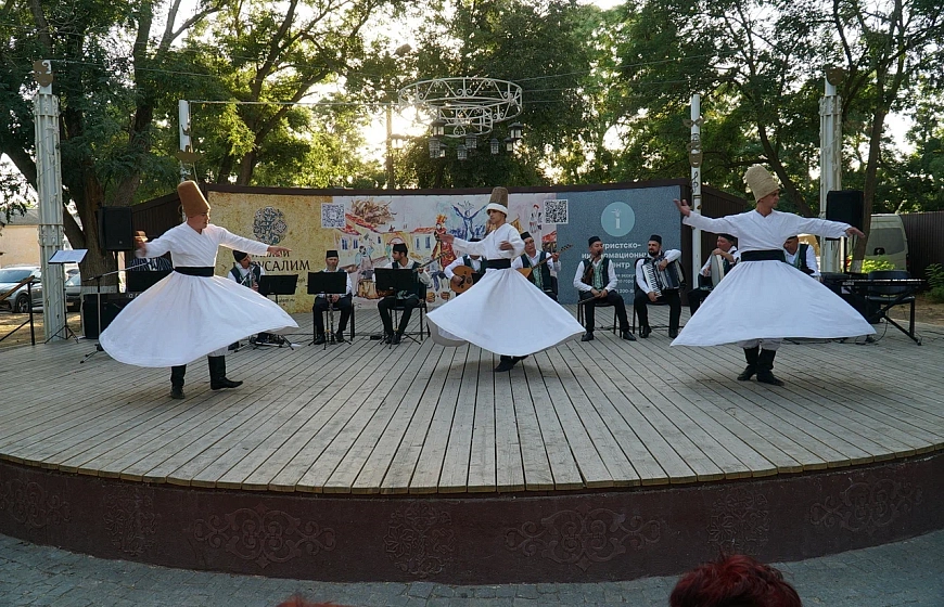 В Евпатории проходит ежегодный фестиваль «Гезлев къапусы»