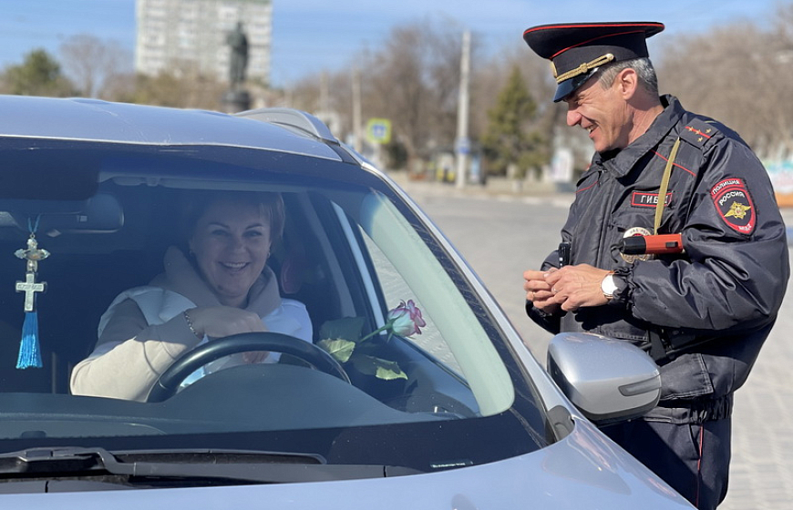  На дорогах г. Евпатории 8 марта работал «цветочный патруль»