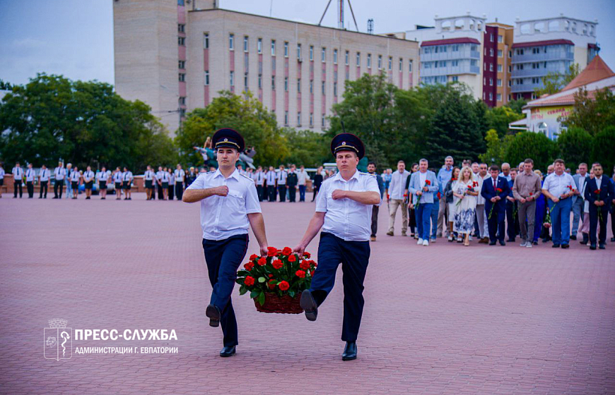 В Евпатории развернули самое большое в мире Знамя Победы