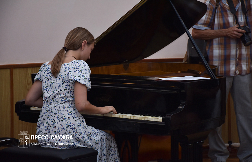 Пианистка, подарившая библиотеке Пушкина рояль, дала концерт в Евпатории