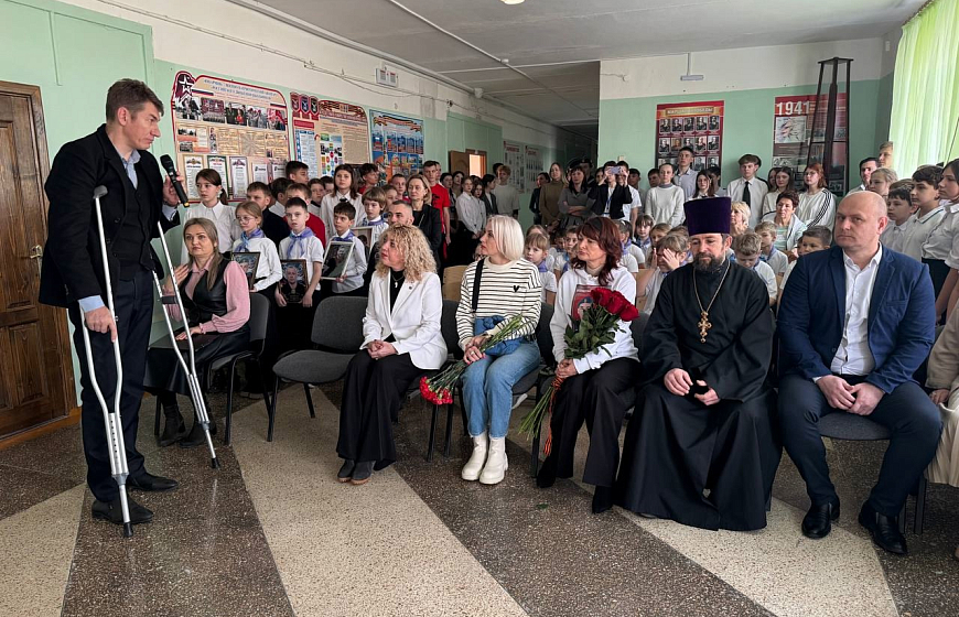 В Новоозерненской школе открыли «Парту Героя» в честь погибших участников СВО