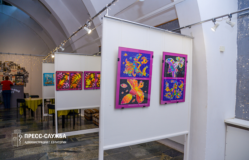 В Евпатории открылась выставка детских рисунков «В гостях у Деда Мороза»