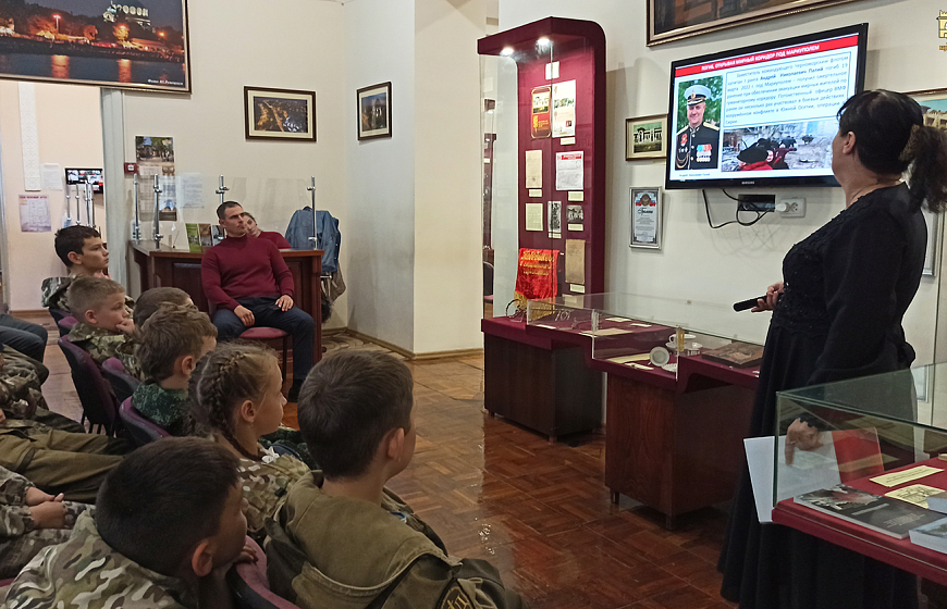  Урок мужества «Своих не бросаем»,  посвященный участникам Специальной военной операции в Евпаторийском краеведческом музее
