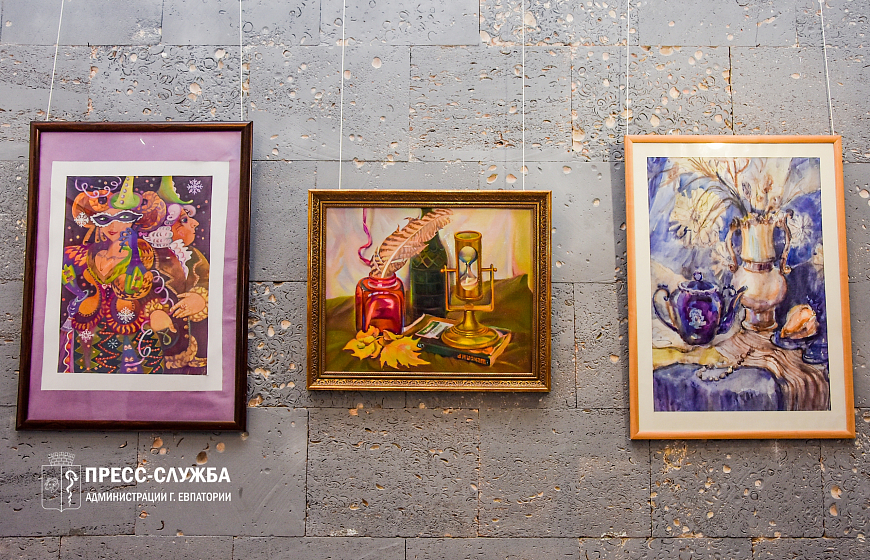 В Крымском ТЮЗе проходит выставка евпаторийских художников