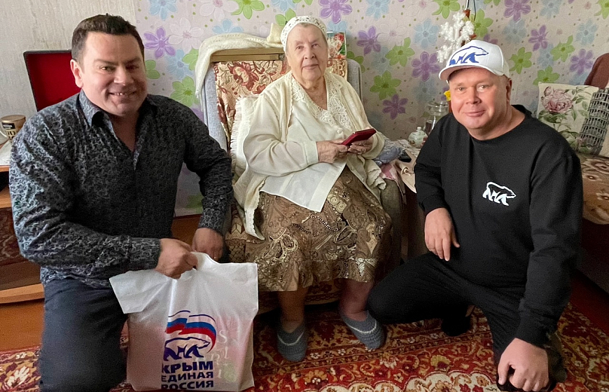 Депутаты Евпаторийского городского совета вручают медали «80 лет Победы в Великой Отечественной войне»  ветеранам и труженикам тыла