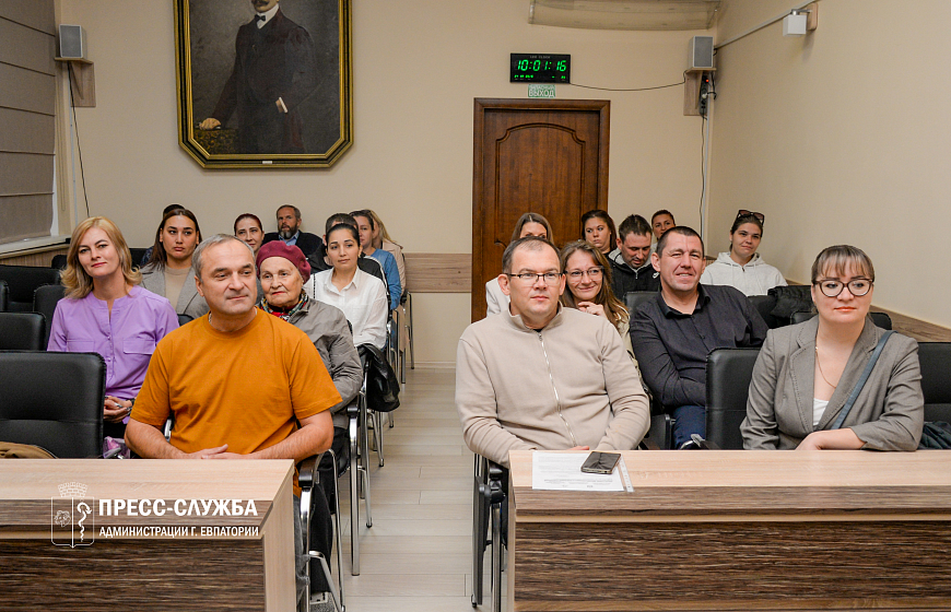 Жители Евпатории получили земельные участки и ключи от квартиры
