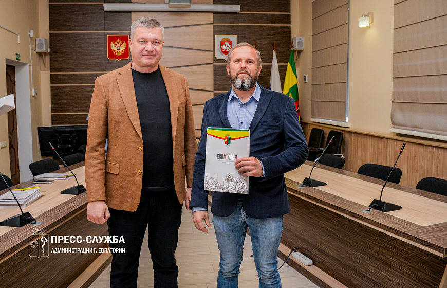 Жители Евпатории получили земельные участки и ключи от квартиры