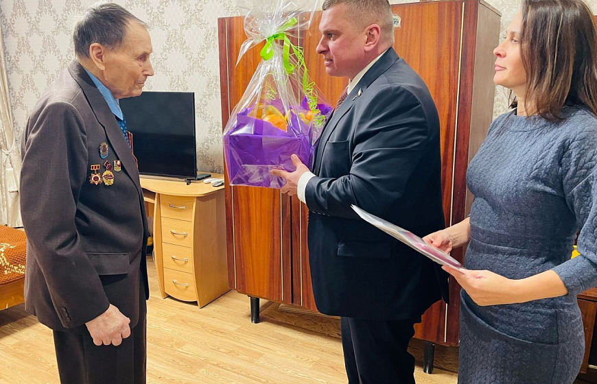 Евпаторийским ветеранам вручили юбилейные медали к 80-летию Победы