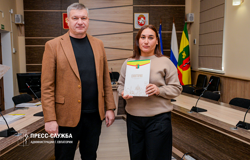 Жители Евпатории получили земельные участки и ключи от квартиры