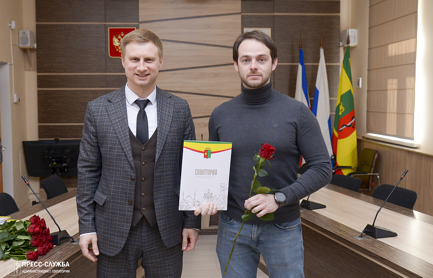 В Евпатории наградили участников конкурса на лучшее новогоднее оформление фасадов и витрин