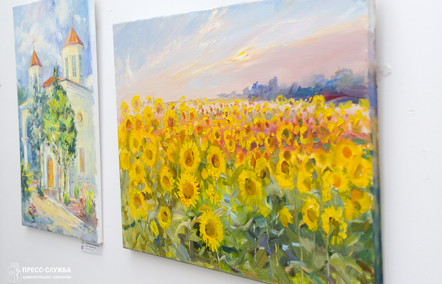 В Евпатории открылась выставка картин о природе Крыма