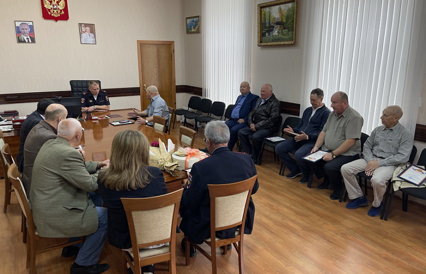 Руководство полиции Евпатории и кадеты поздравили ветеранов органов внутренних