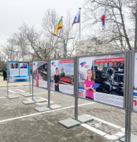 В Евпатории возле Дворца спорта работает фотовыставка «Дети Крымской весны»