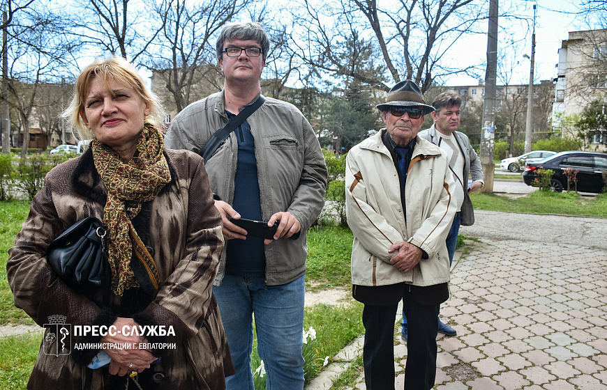 В Евпатории открыли мемориальную доску известному скульптуру Алексею Шмакову