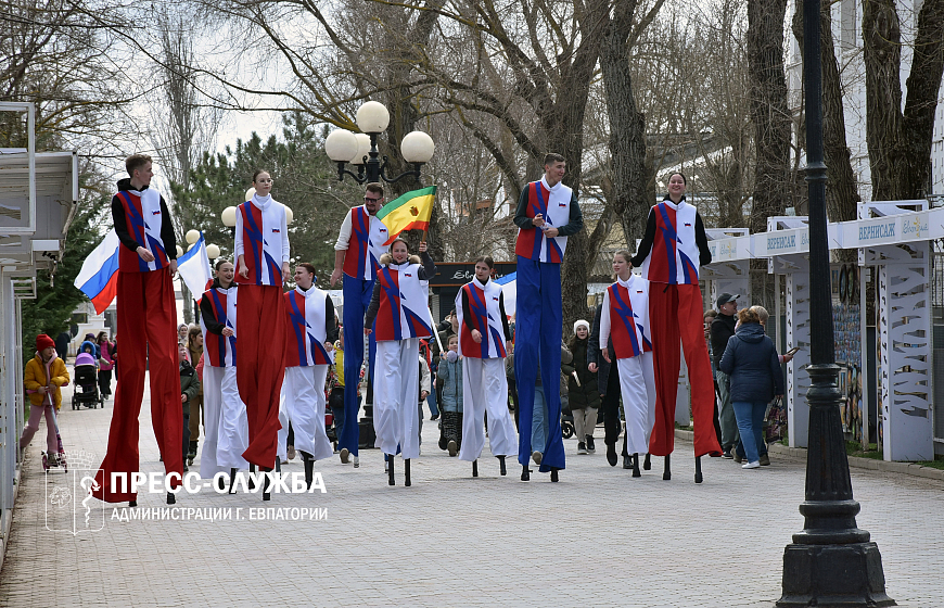 В Евпатории ходулисты установили рекорд России к 10-летию Крымской весны