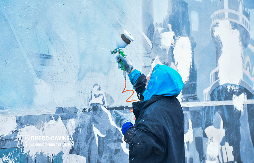 В Евпатории художники обновляют на подстанции граффити, посвященное «Крымской весне»